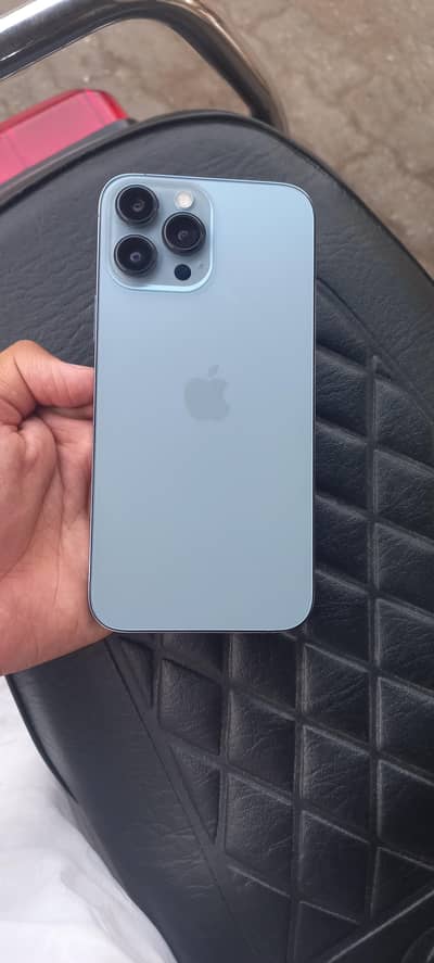 Apple iPhone 13 Pro Max J. V