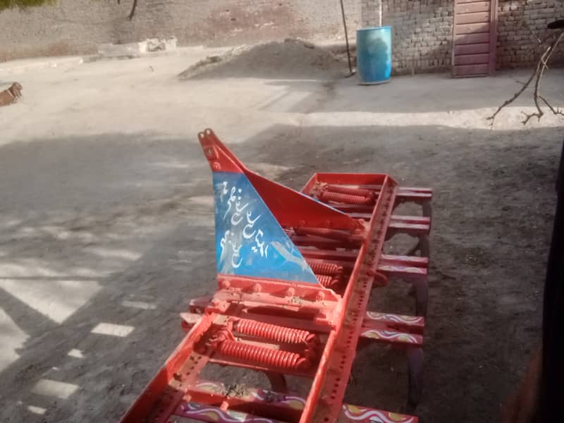 فارسیل: ہیوی ڈیوٹی 11 ٹائن اسپرنگ کلٹیویٹر *کنڈیشن:* صاف ستھرا، مضبوط 1