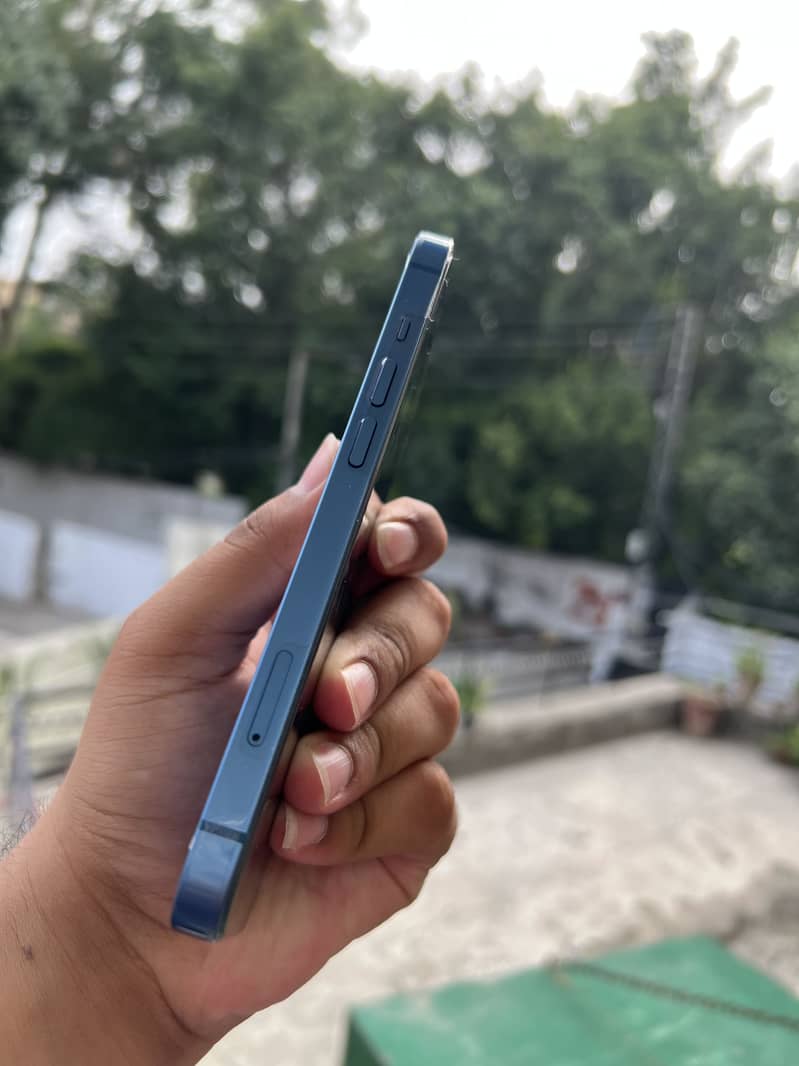 Apple iPhone 13 5
