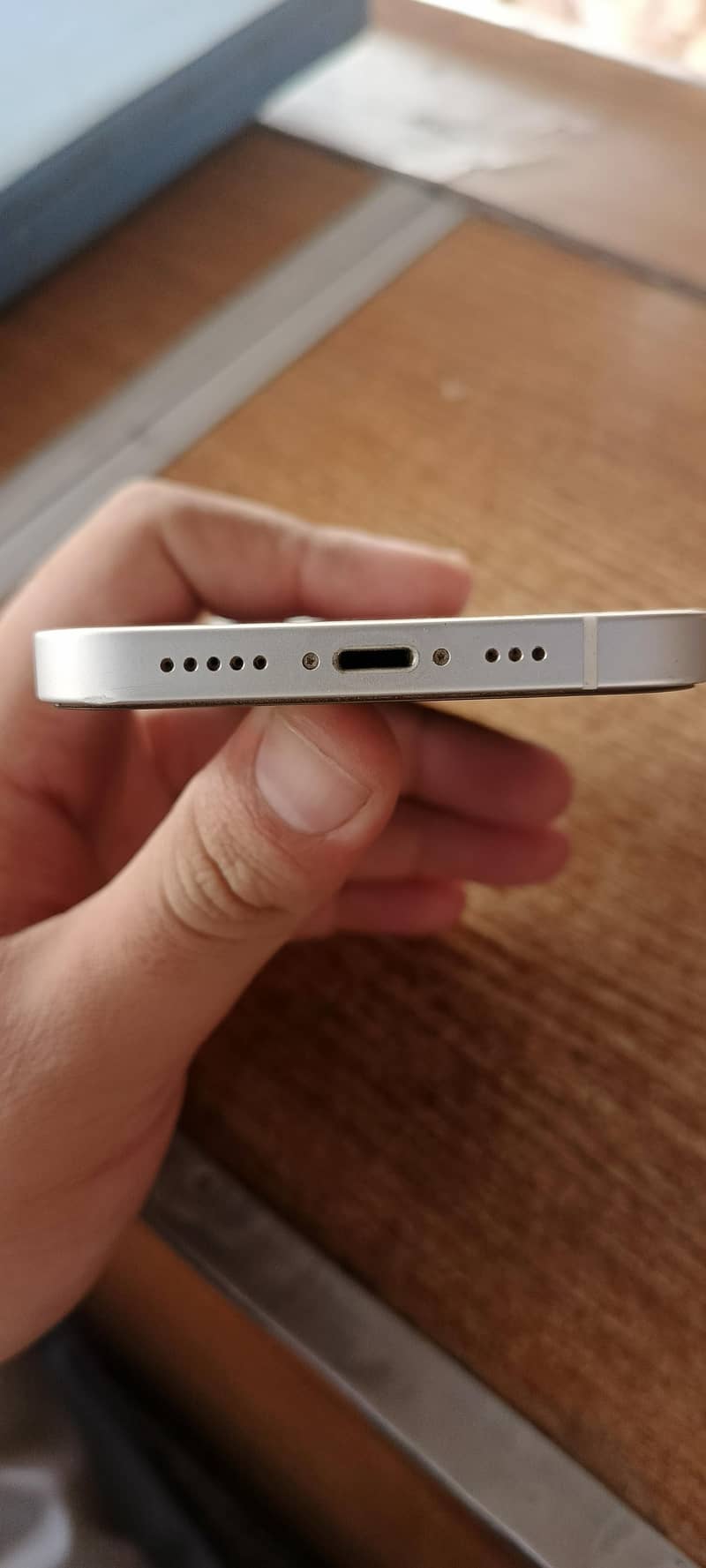 Apple iPhone 12 4