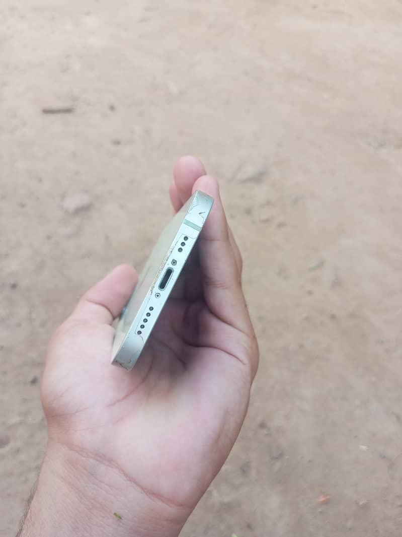 Apple iPhone 12 4