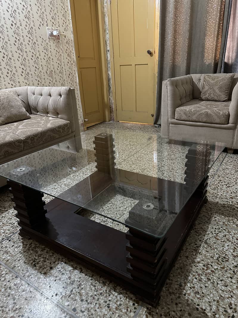 خوبصورت مضبوط لکڑی کی گلاس ٹاپ ڈائننگ/سینٹر ٹیبل – بہترین حالت می 1