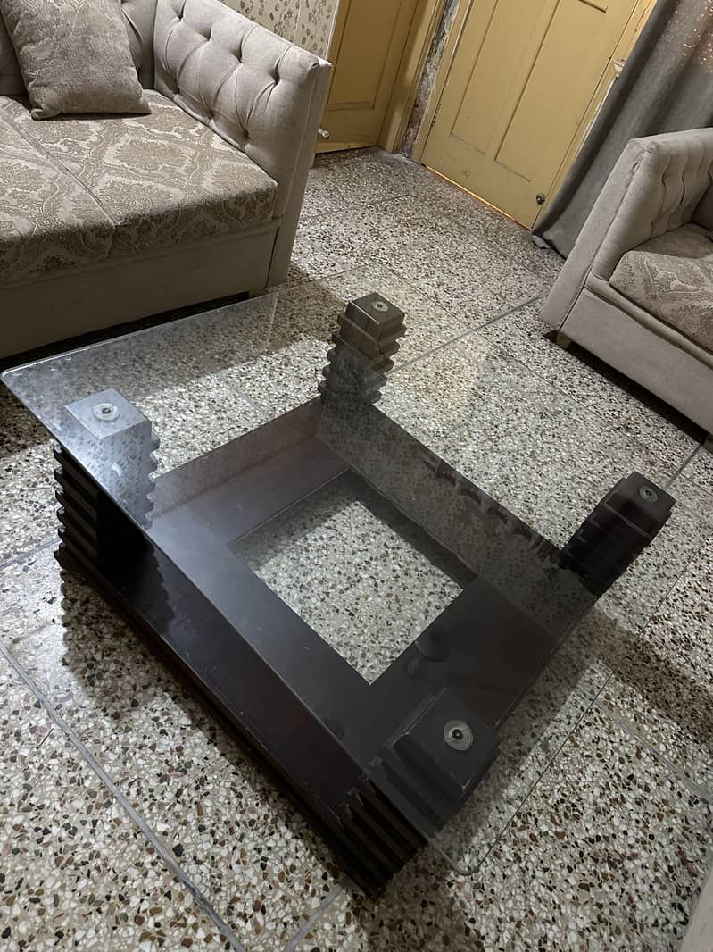 خوبصورت مضبوط لکڑی کی گلاس ٹاپ ڈائننگ/سینٹر ٹیبل – بہترین حالت می 2