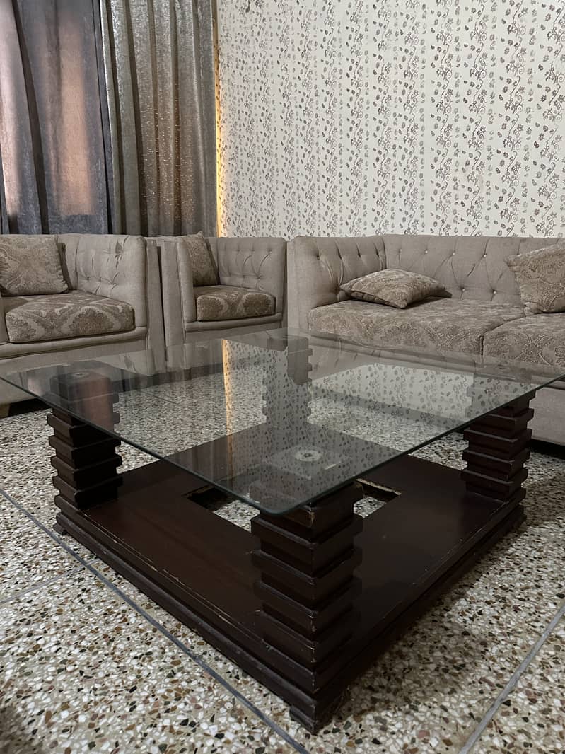 خوبصورت مضبوط لکڑی کی گلاس ٹاپ ڈائننگ/سینٹر ٹیبل – بہترین حالت می 3