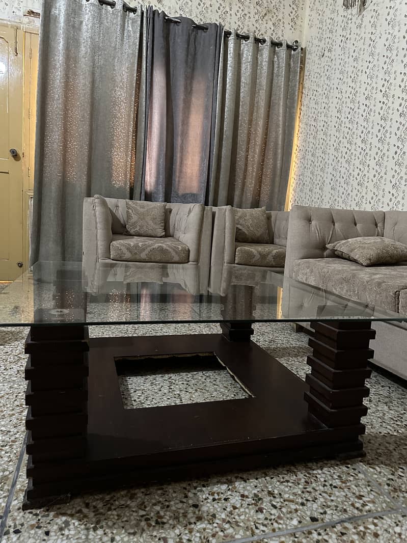 خوبصورت مضبوط لکڑی کی گلاس ٹاپ ڈائننگ/سینٹر ٹیبل – بہترین حالت می 4