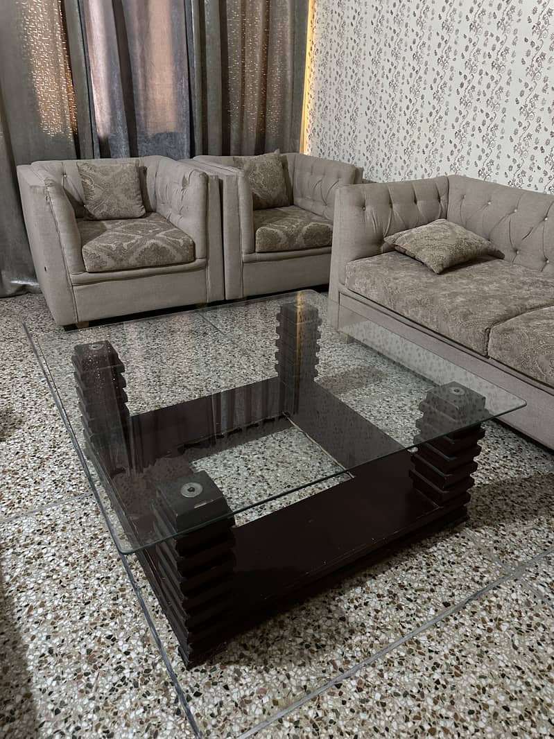 خوبصورت مضبوط لکڑی کی گلاس ٹاپ ڈائننگ/سینٹر ٹیبل – بہترین حالت می 7