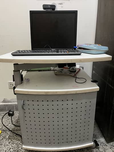 Computer table in good condition