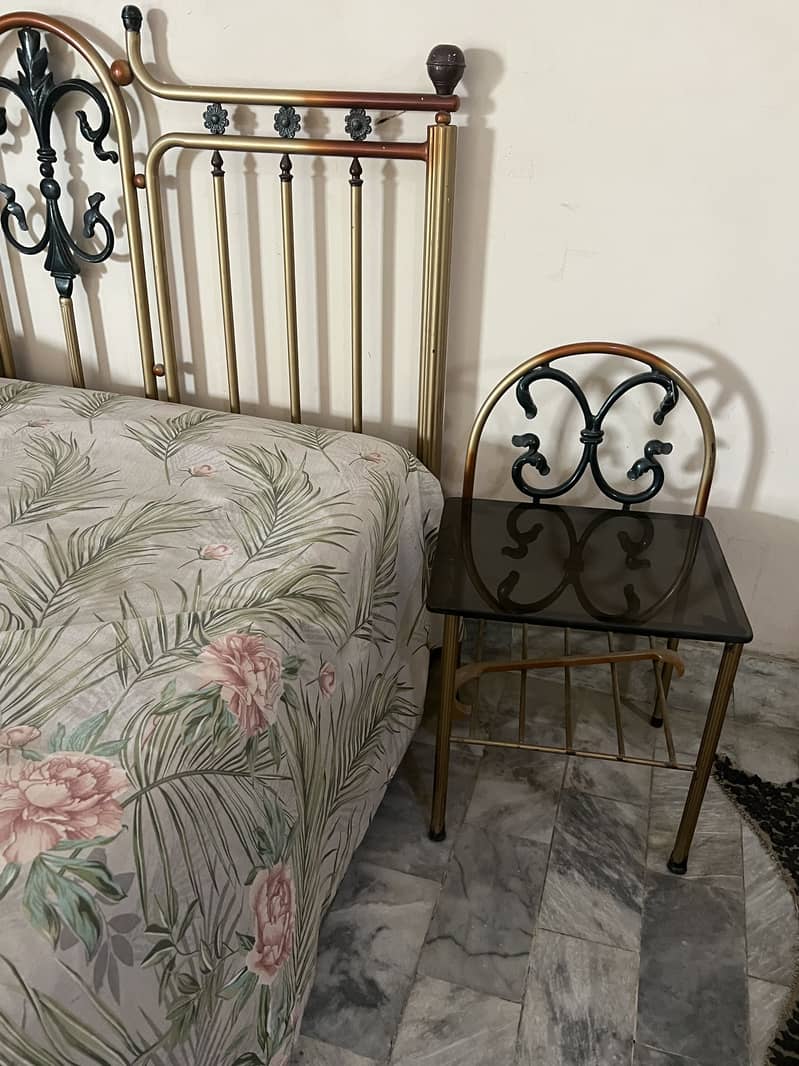 Complete bed set with two sides , 1
