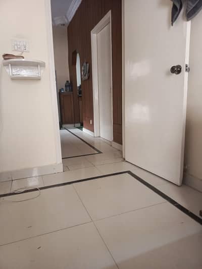 Apartment for sharing only with working Woman