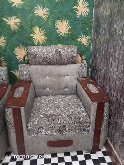 Urgent Sale: Elegant Design Sofa Set Excellent Condition. 0324 1259361