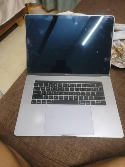 Macbook pro 2018 15 inch 256gb