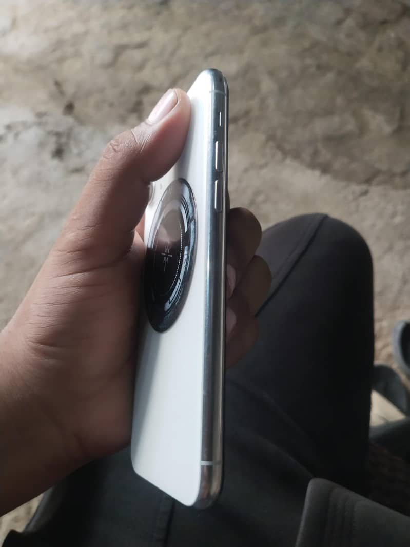 Apple iPhone 11 Pro 4