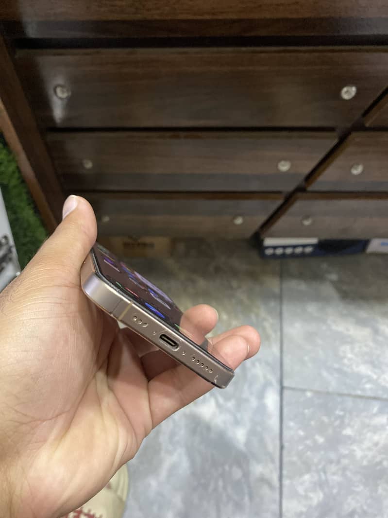 Apple iPhone 16 Pro 3