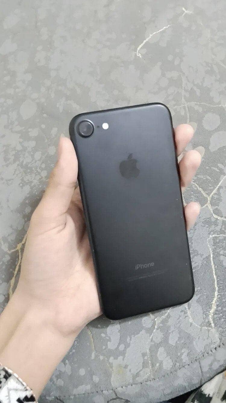 Apple iPhone 7 0