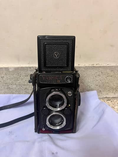 Yashica Mat-124G Twin Lens Reflex (TLR) Vintage Film Camera