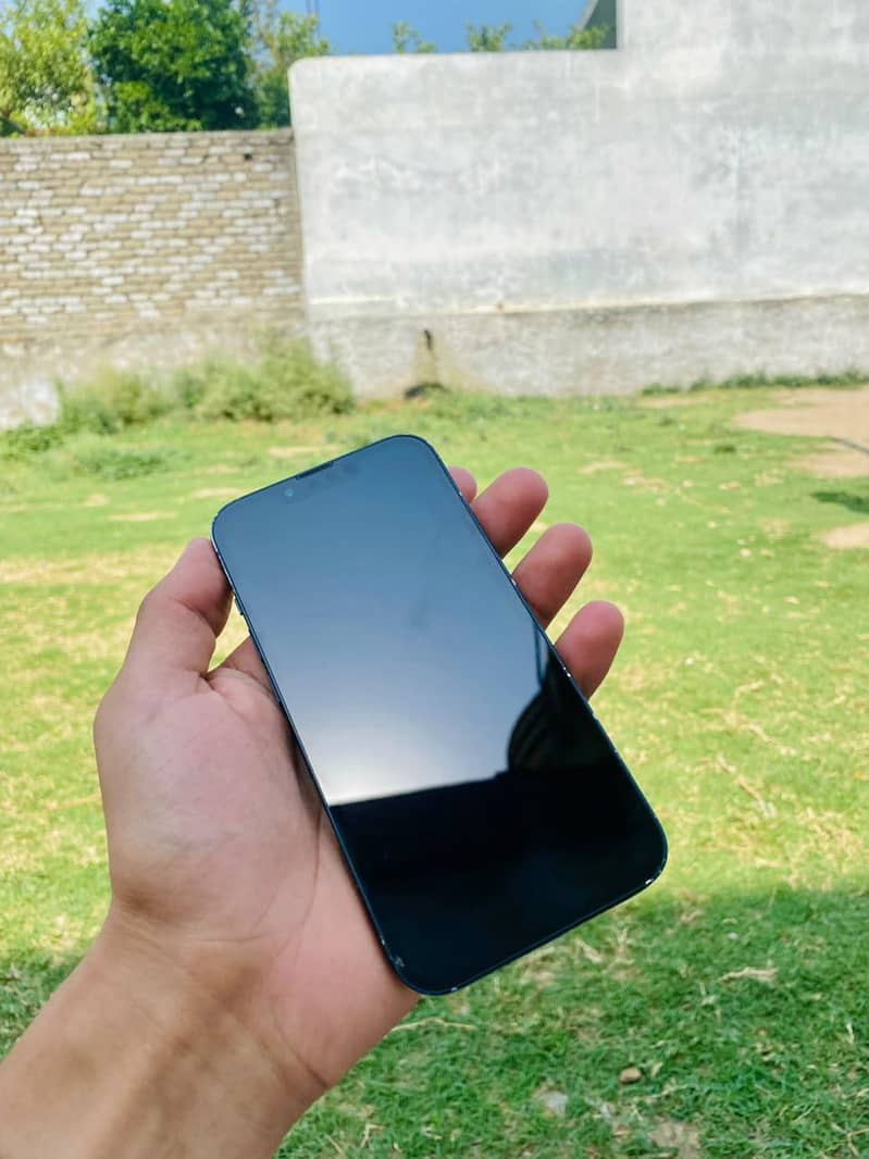 Apple iPhone 13 2