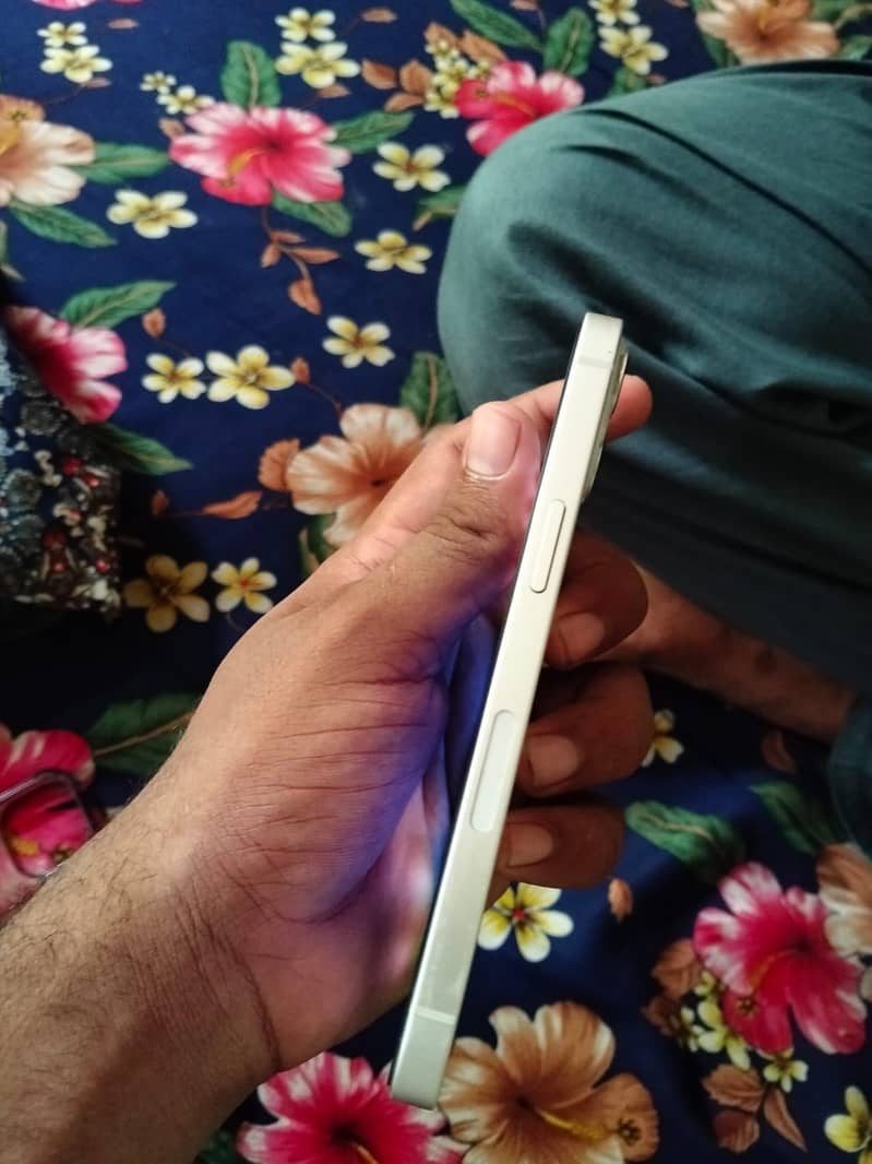 Apple iPhone 13 2