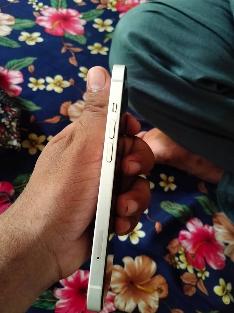 Apple iPhone 13 4