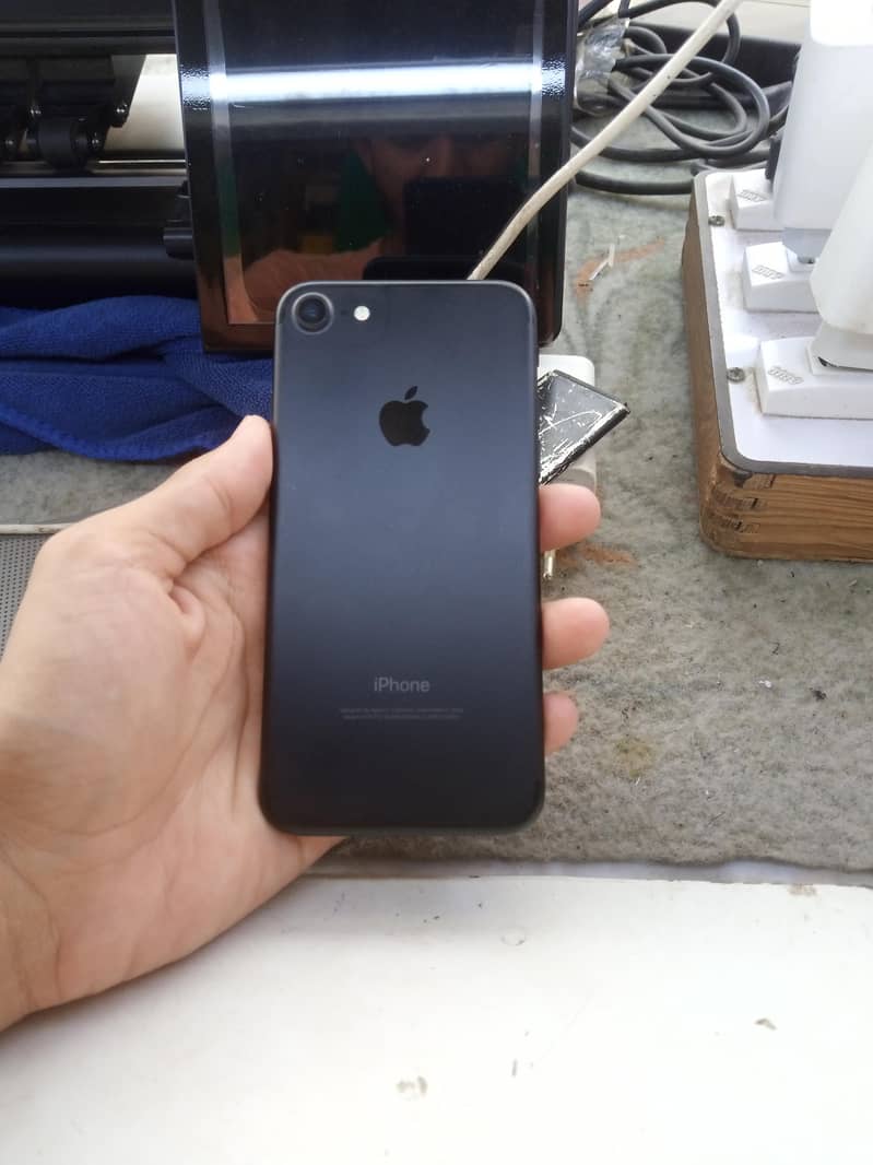 Apple iPhone 7 0