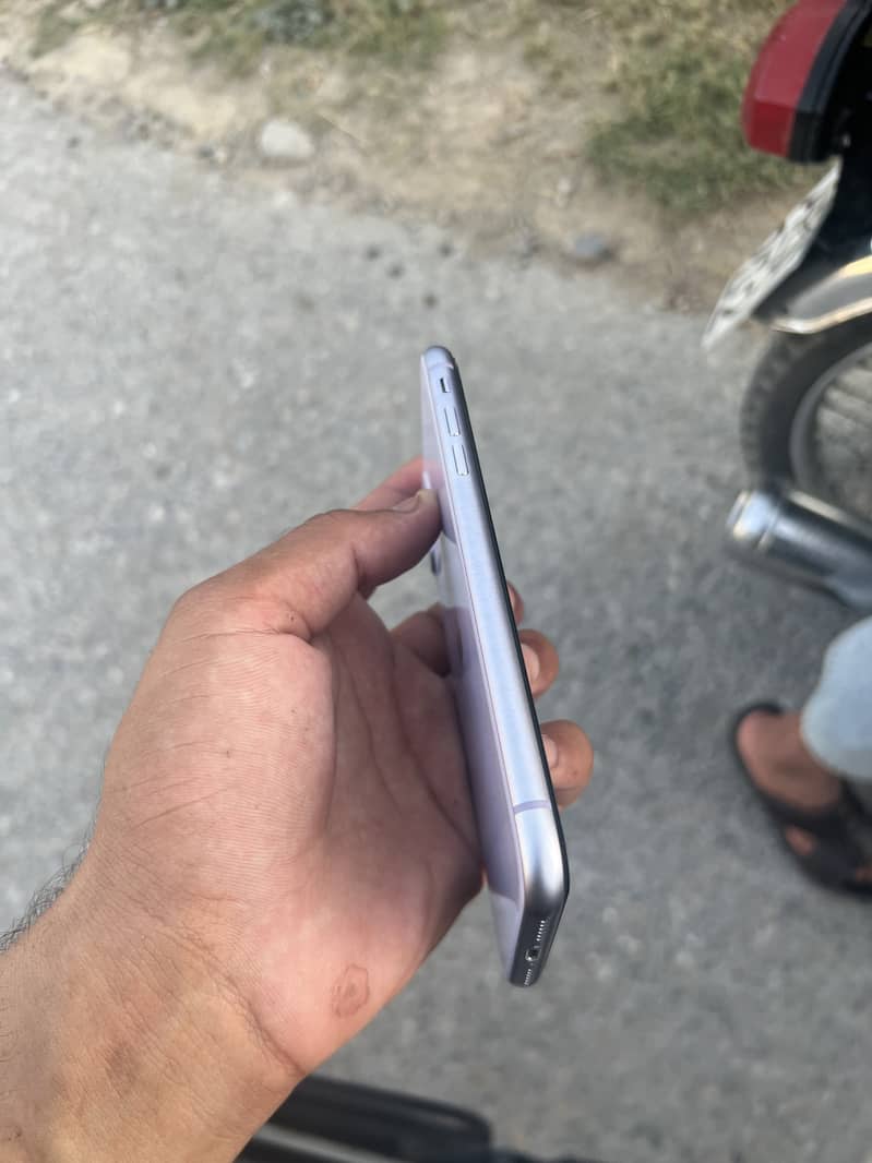 Apple iPhone 11 3