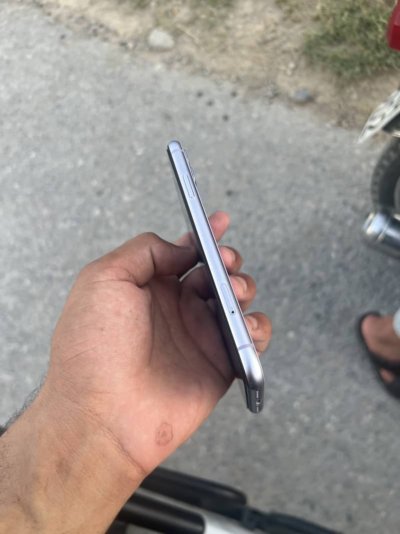 Apple iPhone 11 4