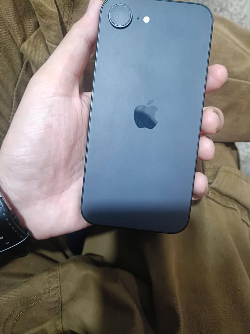 Apple iPhone 16e 0