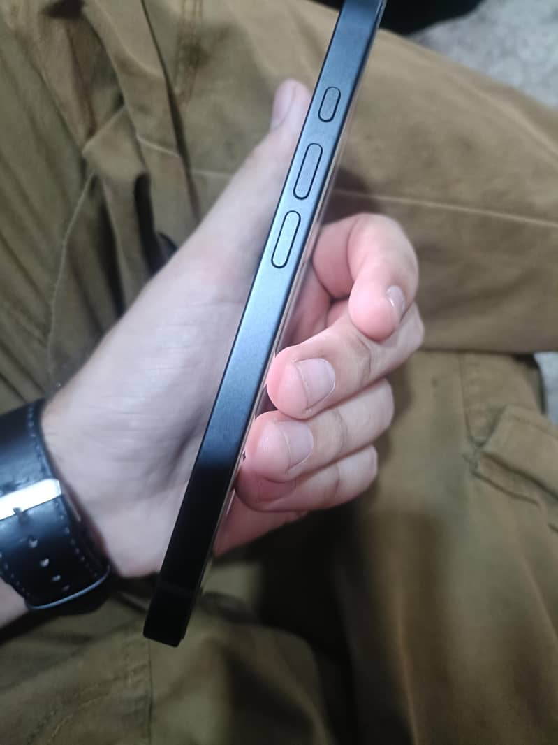Apple iPhone 16e 2