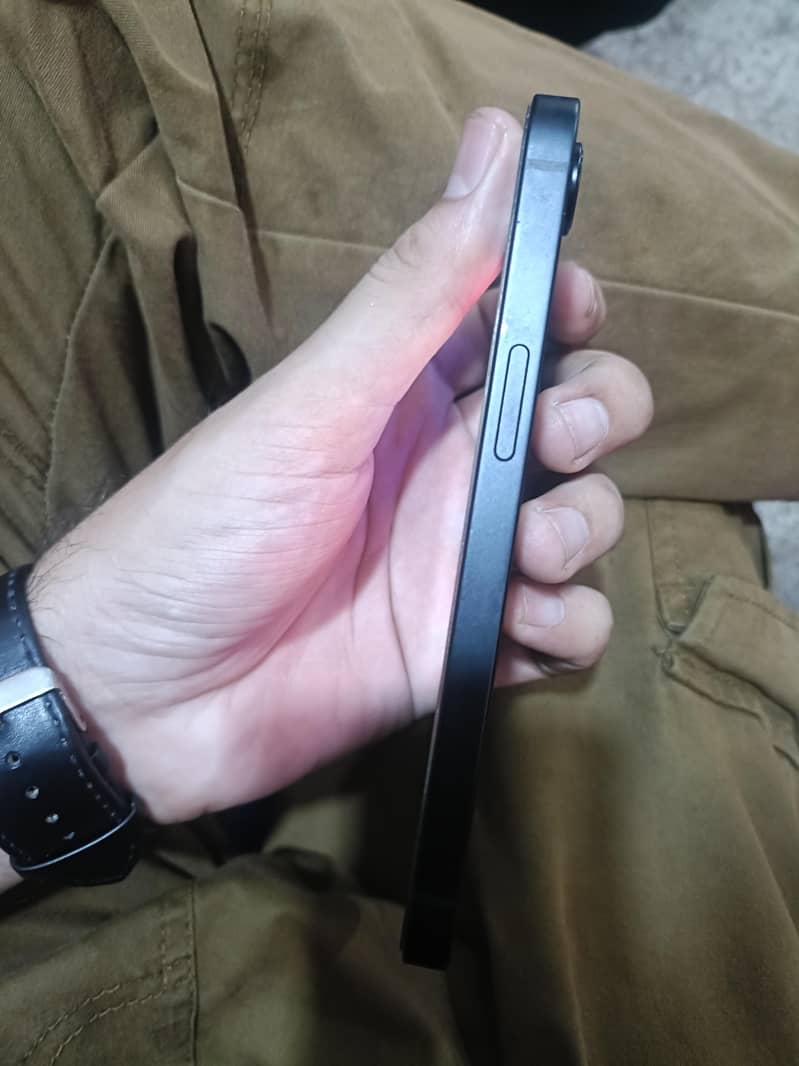 Apple iPhone 16e 3