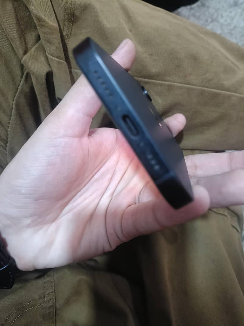 Apple iPhone 16e 4