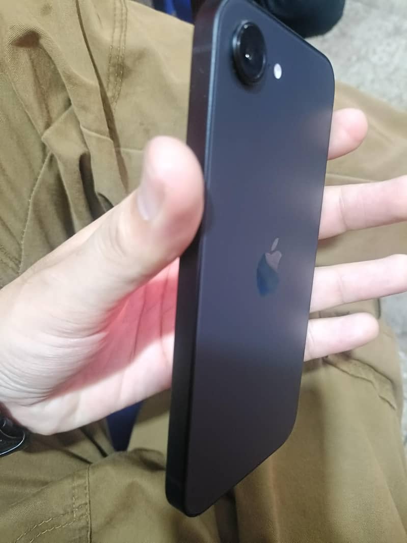 Apple iPhone 16e 5