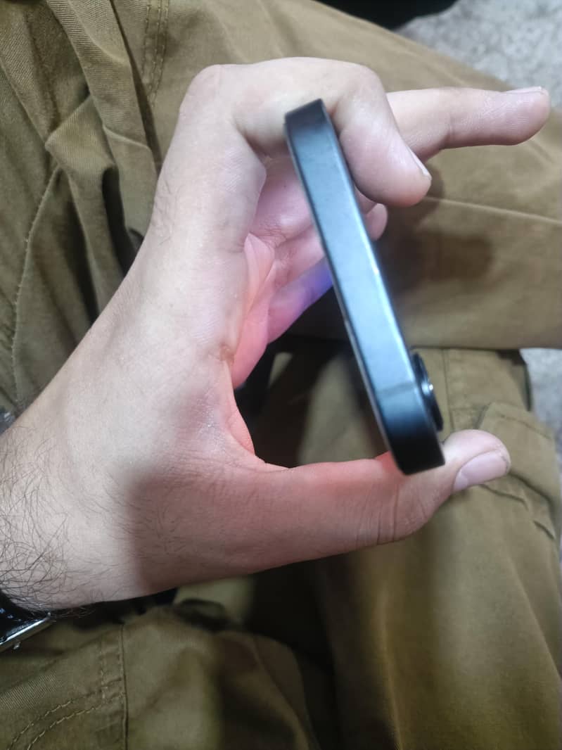 Apple iPhone 16e 6