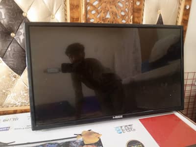 32 inch led tv good condition HDMI and VGA,cable can run
