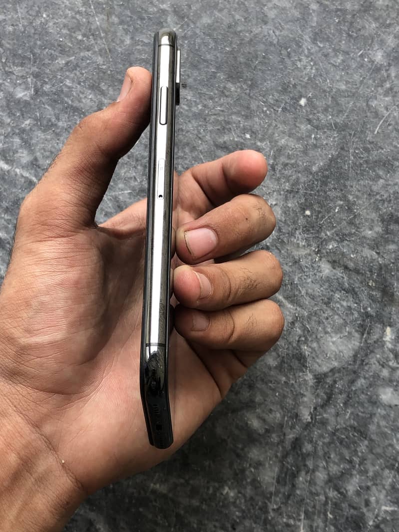 Apple iPhone X 4