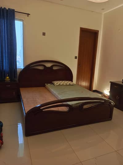 Bed with 2 side tables