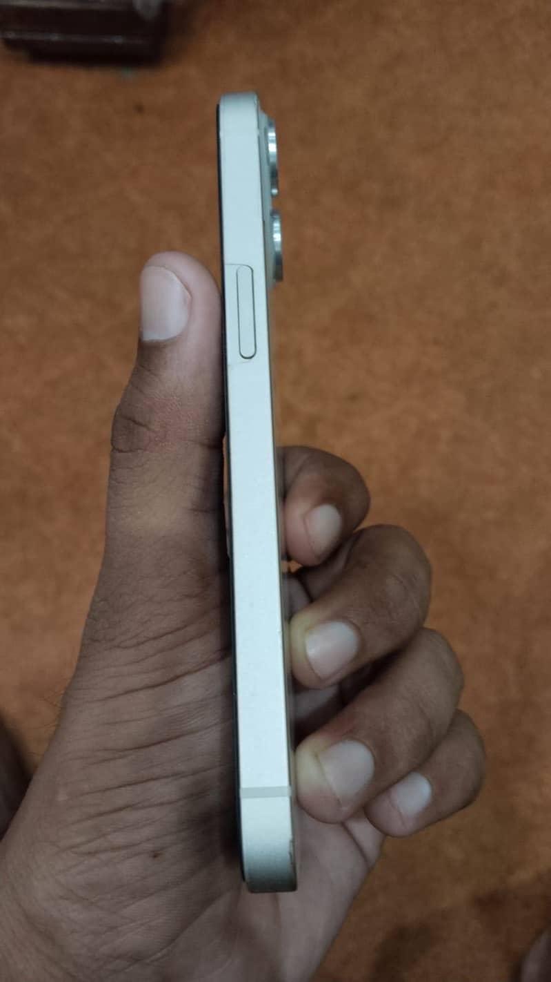 Apple iPhone 13 4