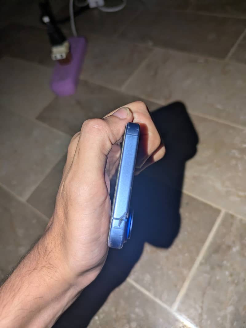 Apple iPhone 16 2