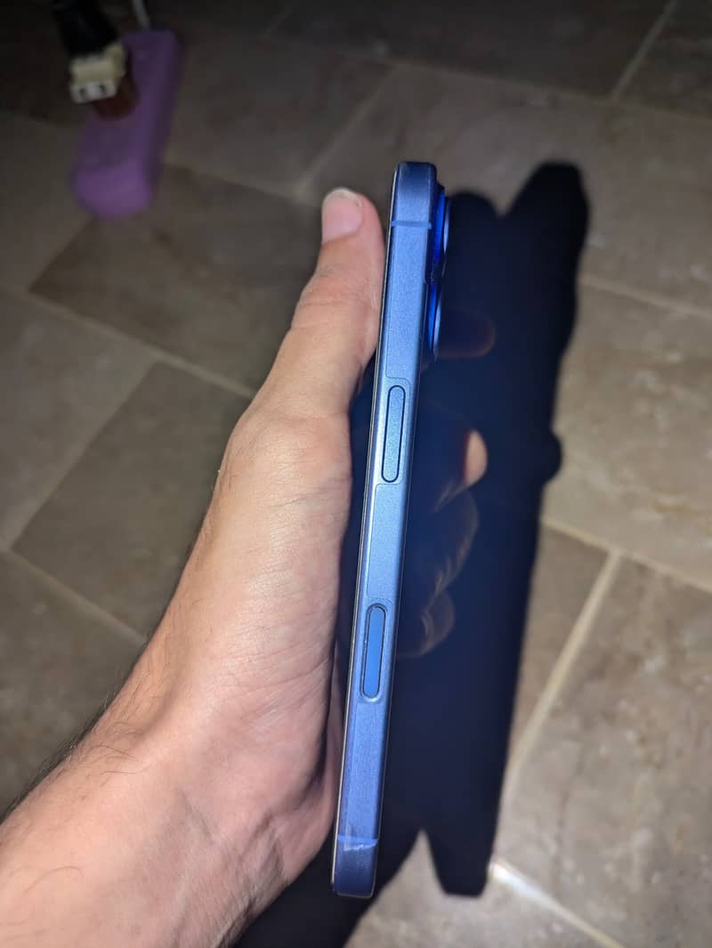 Apple iPhone 16 3