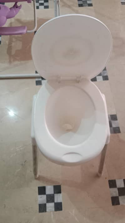 Cammode seat moveable