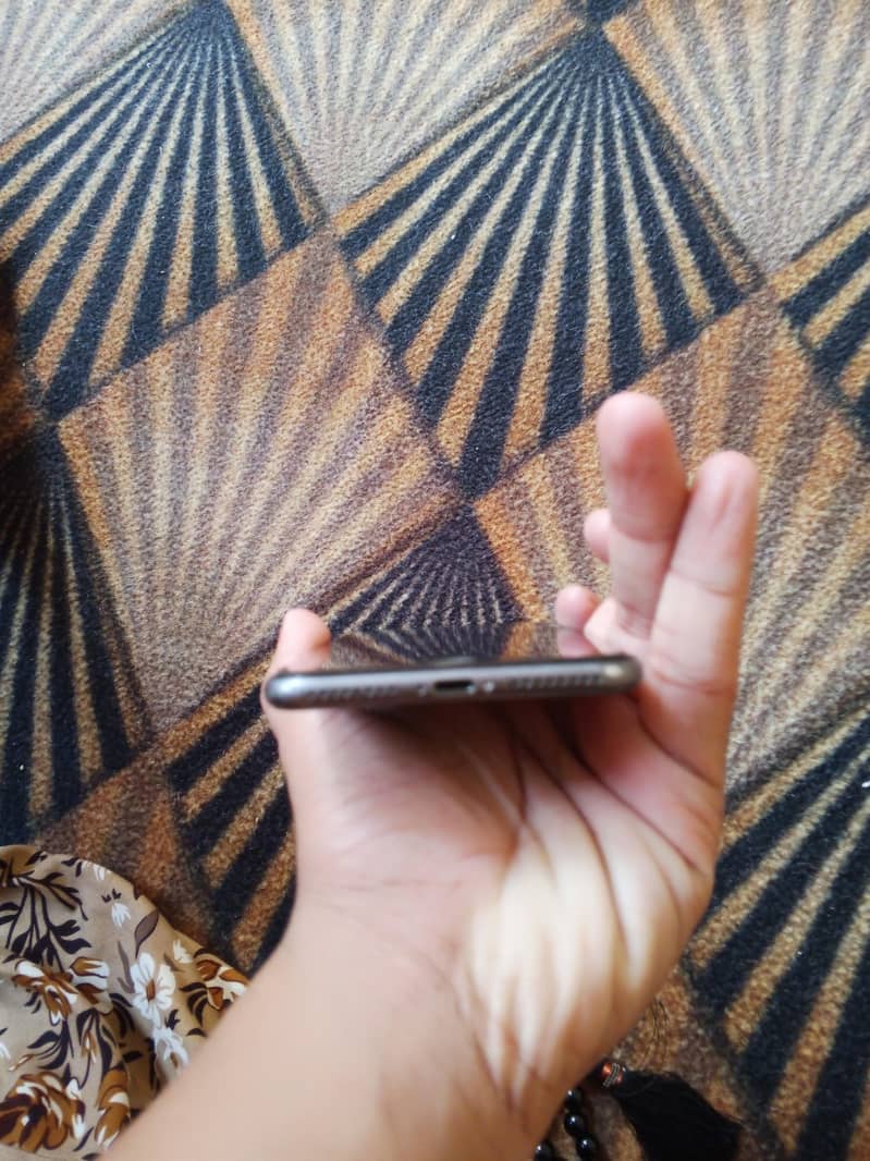 Apple iPhone 8 Plus 4