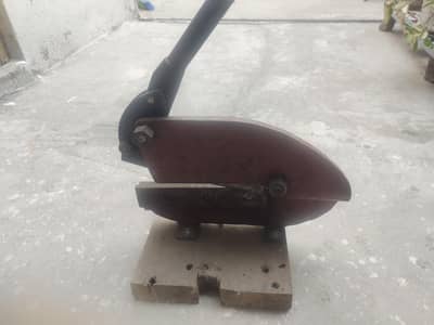 Manual steel sheet cutter