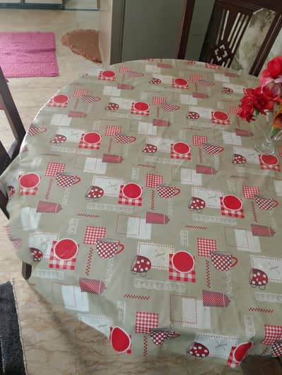 round dining table