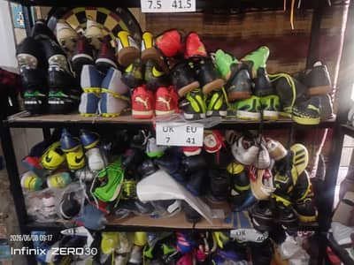 mery pas football shoes ka stock ha whole sale pa dana ha