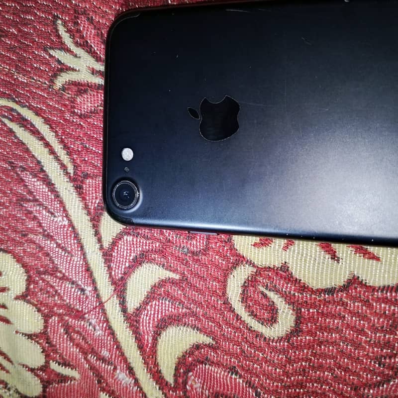 Apple iPhone 7 0