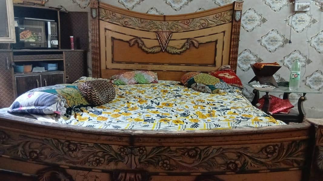 Bed, Dressing table, Showcase. Excellent Condition 1