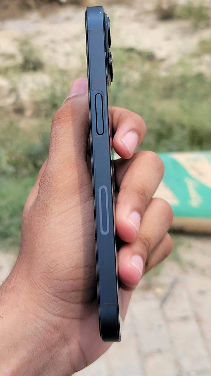 Apple iPhone 13 5