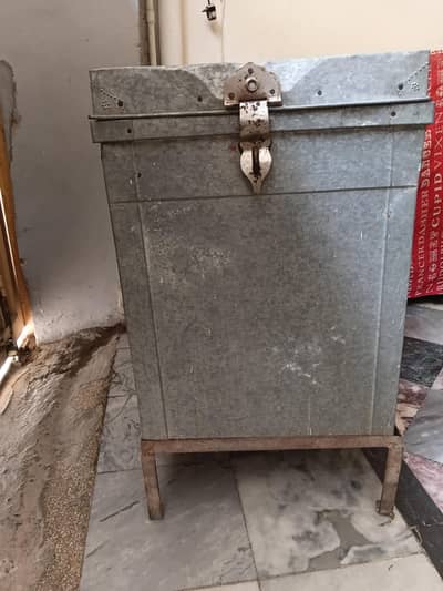 Flour Trunk ( atay ki peti)