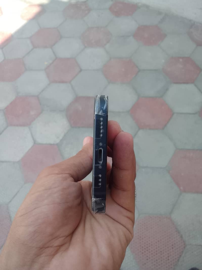 Apple iPhone 12 4