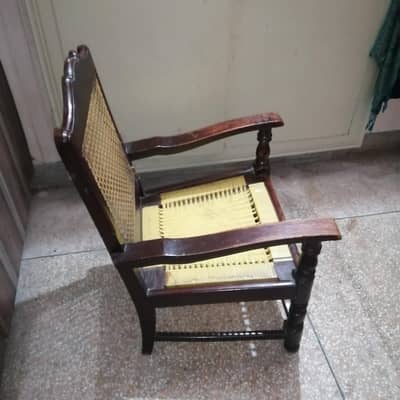 4 chairs   1 shocash  achi condition ma ha free home dlevery