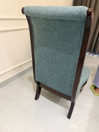2 Chairs and coffee table for sale