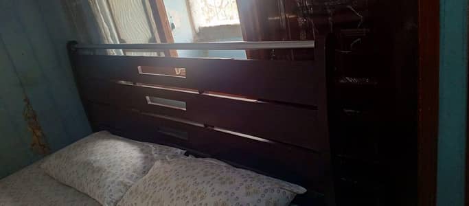 used Home Furniture for Sale – Bed, Dining Table, Almirah & More